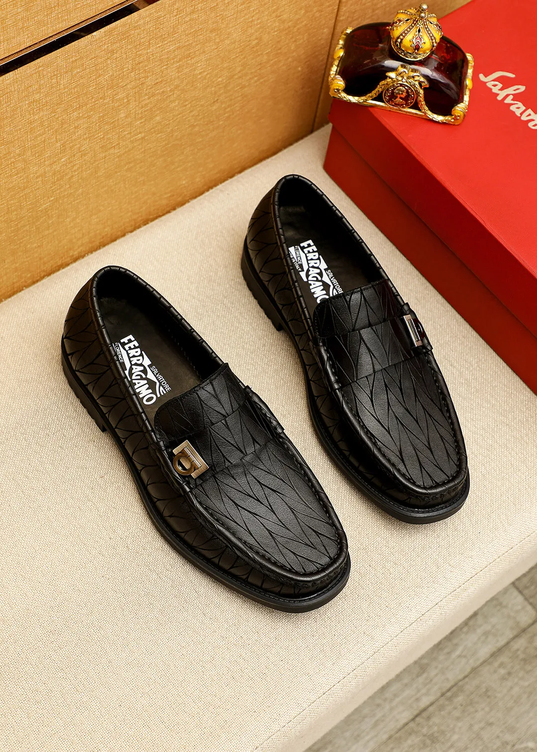 Men's shoes 💰520 💐 Product trademark: Ferragamo "Ferragamo" casual leather shoes Regular size: 38-44 (45.46🉑️customized) Product materials: Selected imported first-layer calfskin embossed upper + original hardware buckle, imported water-dyed cow leather lining. Strong three-dimensional visual effect, original outsole color: 1⃣️color optional